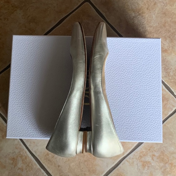 Manolo Blahnik Metallic Platinum Leather Flats - Picture 6 of 16